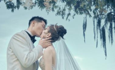 敌人突然来犯，我方毫无准备，此人临危受命，穿着便装去战斗